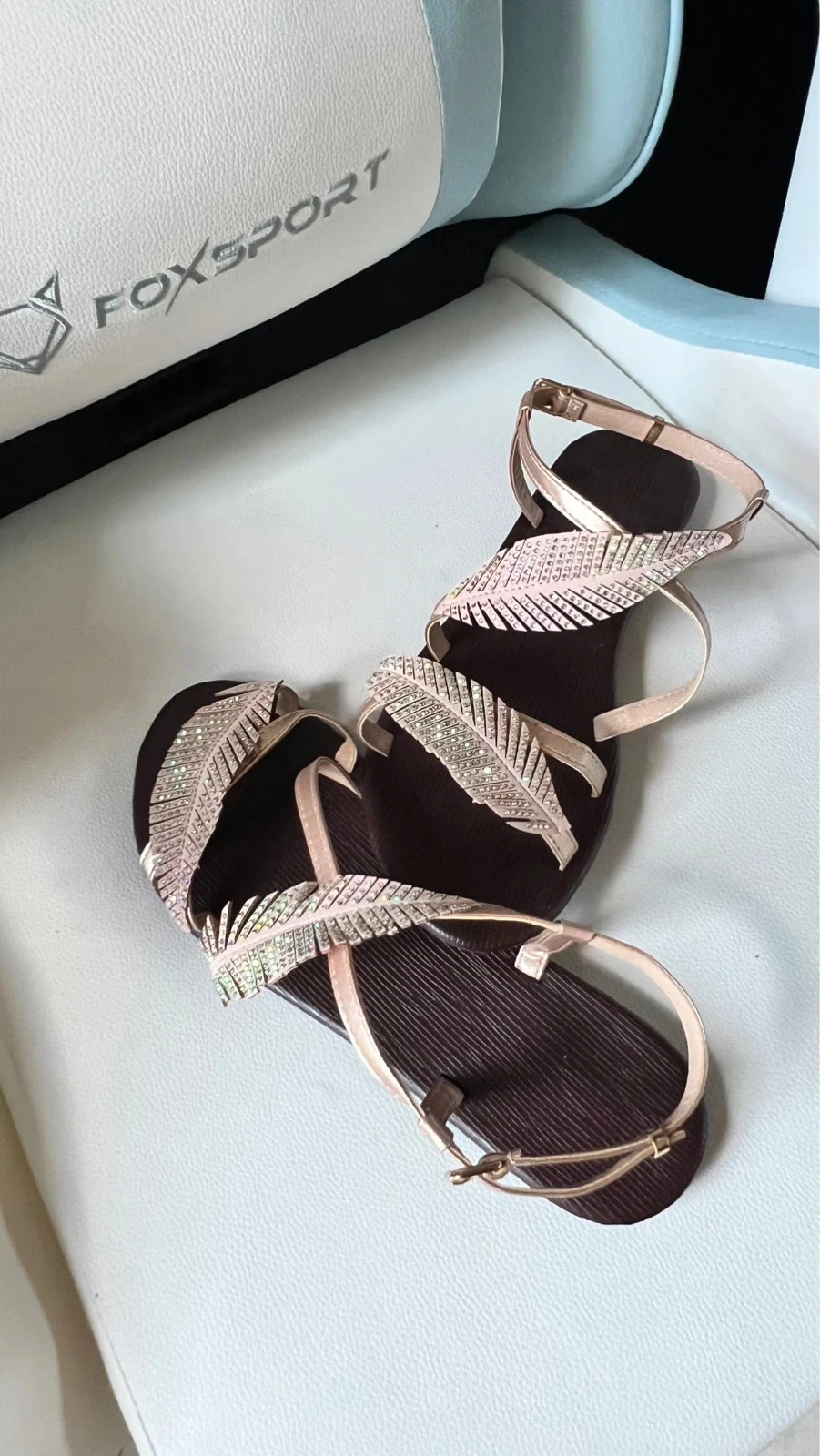 Sandalias planas brillantes en oro rosa – photo 3